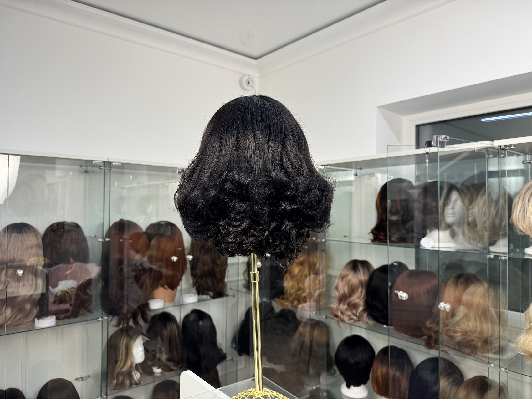 Czarna peruka syntetyczna Premium 10″ – lekkie loki, Lace Front