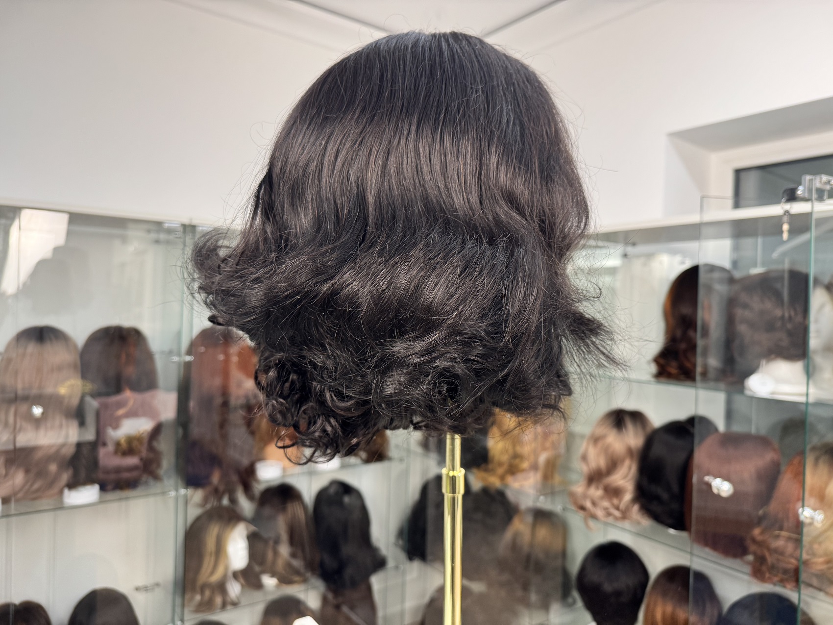Czarna peruka syntetyczna Premium 10″ – lekkie loki, Lace Front